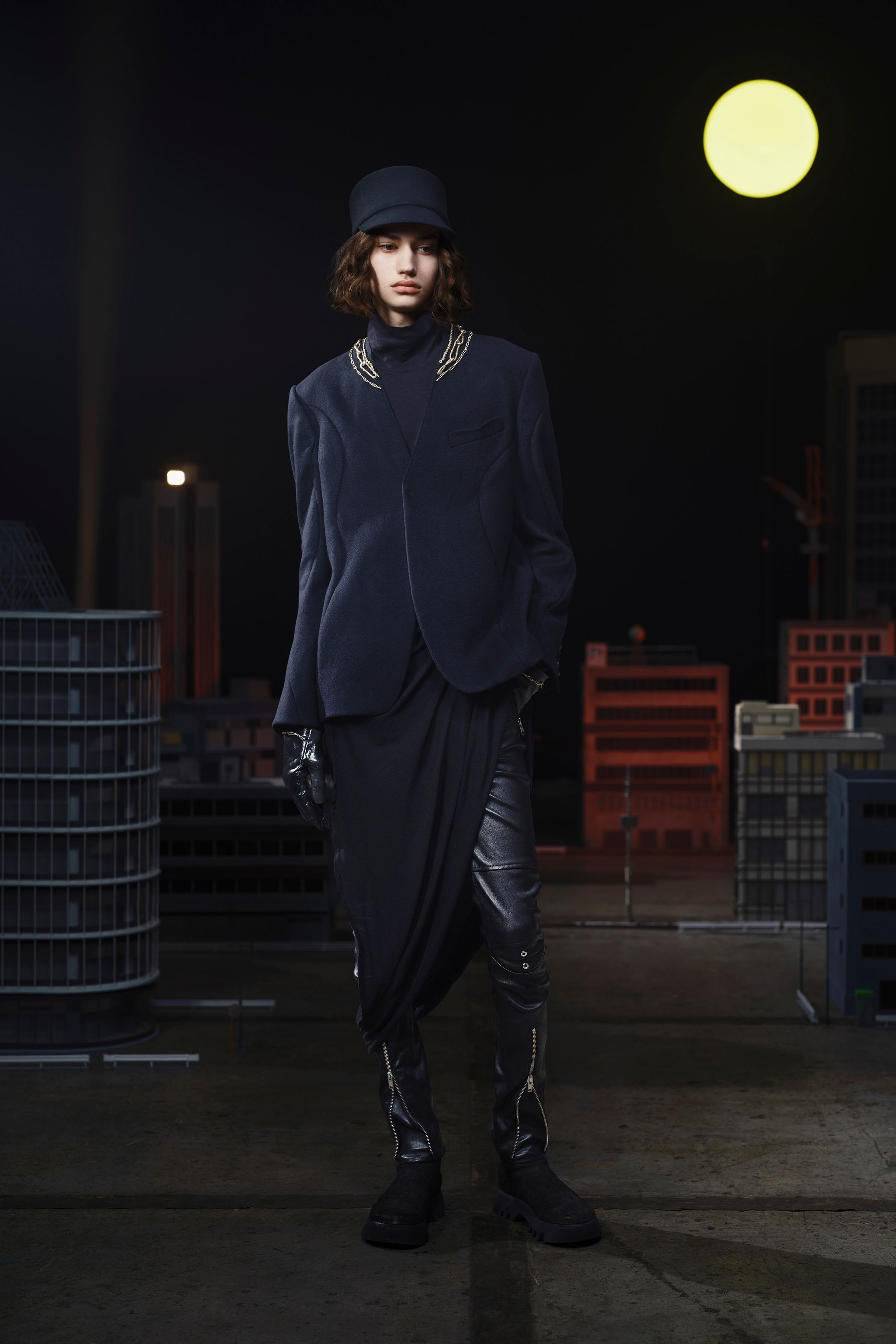 Undercover 本季延续品牌独有的叙事感：睡衣式套装、印花夹克与都市夜景背景形成一种电影般氛围。宽松轮廓与艺术图案构建出既现实又梦幻的世界，体现高桥盾一贯的叙事设计-顽石频道趋势研究